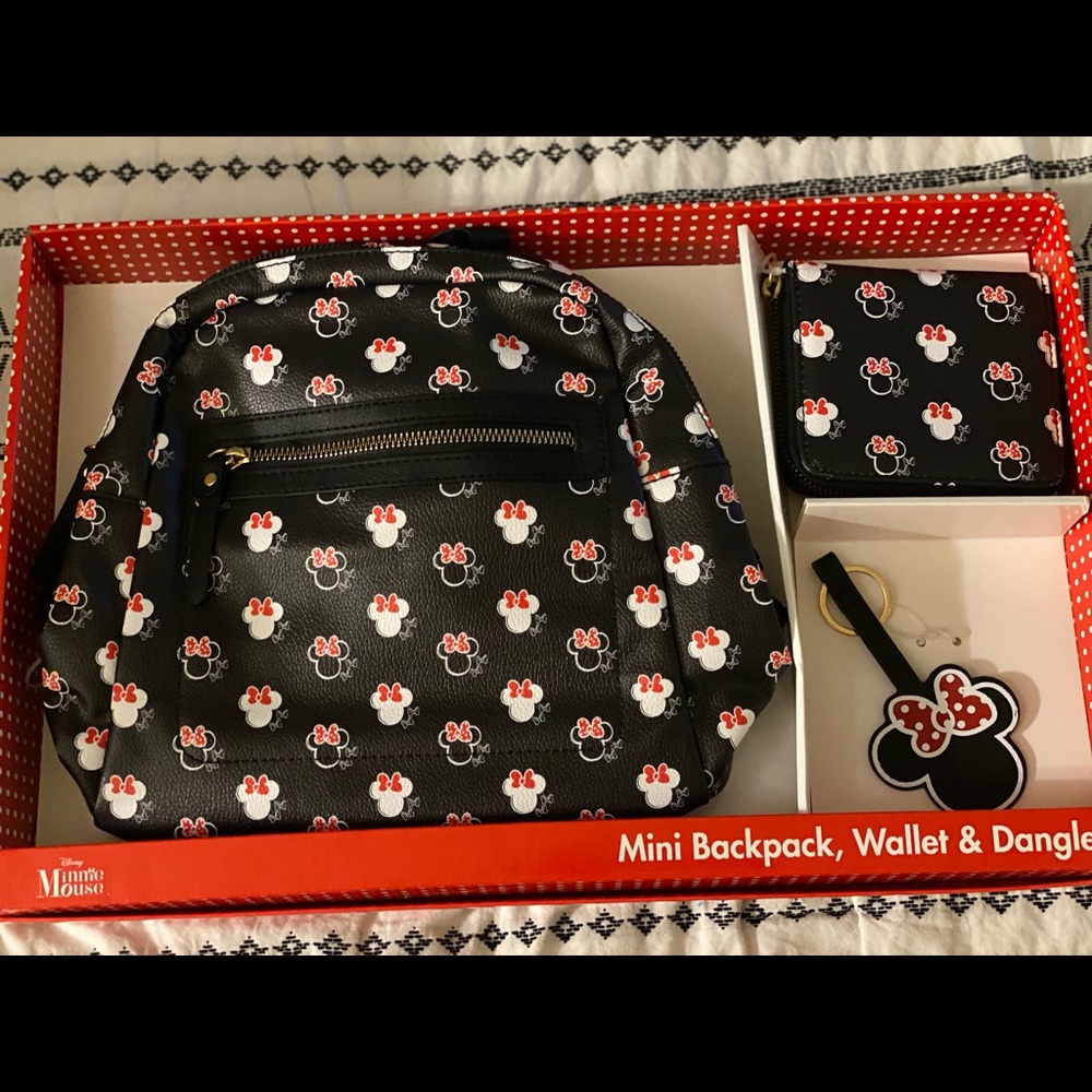 ❤️NEW!!❤️Disney Mickey Mouse Set of Mini Backpack with matching wallet & Dangle.